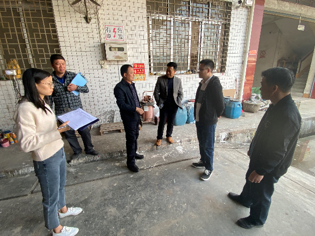 新圩镇主要领导到鸿兴工艺厂、东兴工艺厂开展春节前安全生产检查工作3.jpg