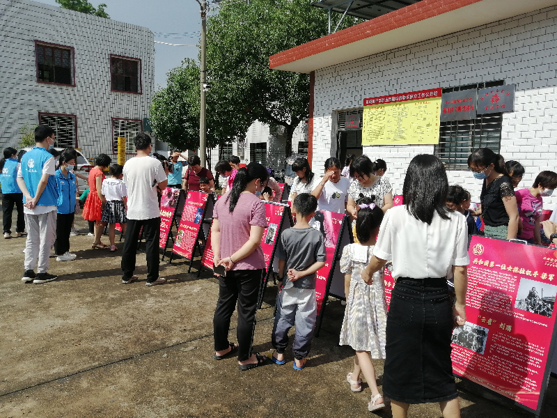 6月1日,时光直播
妇联在坭陂镇东红村开展“幸福在我身边 亲子共沐书香”暨“送你一缕书香”关爱儿童活动2.jpg