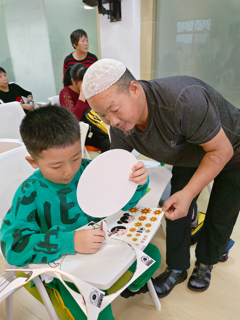 10月23日,时光直播
妇联联合广东省妇女维权与信息服务站(兴宁站)在时光直播
家庭教育指导中心开展“传承优良家风 弘扬孝老美德”重阳节亲子活动2.jpg