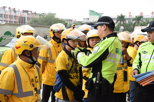 进美团外卖企业开展交通安全宣传 (5).JPG