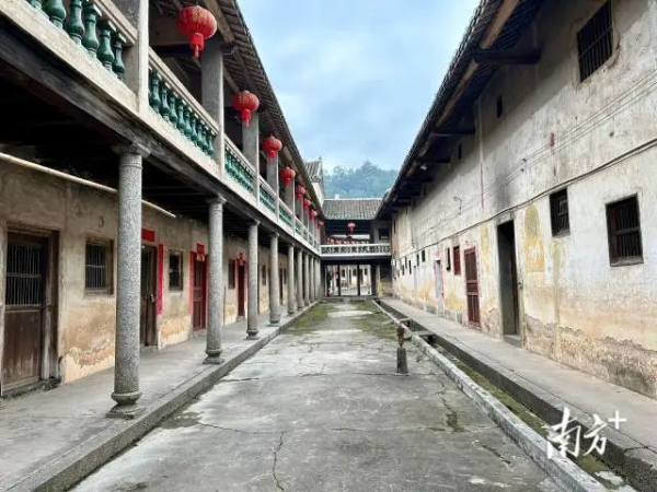 棣华围屋内有16个厅、21个天井、274个房间。陈萍 摄 图片