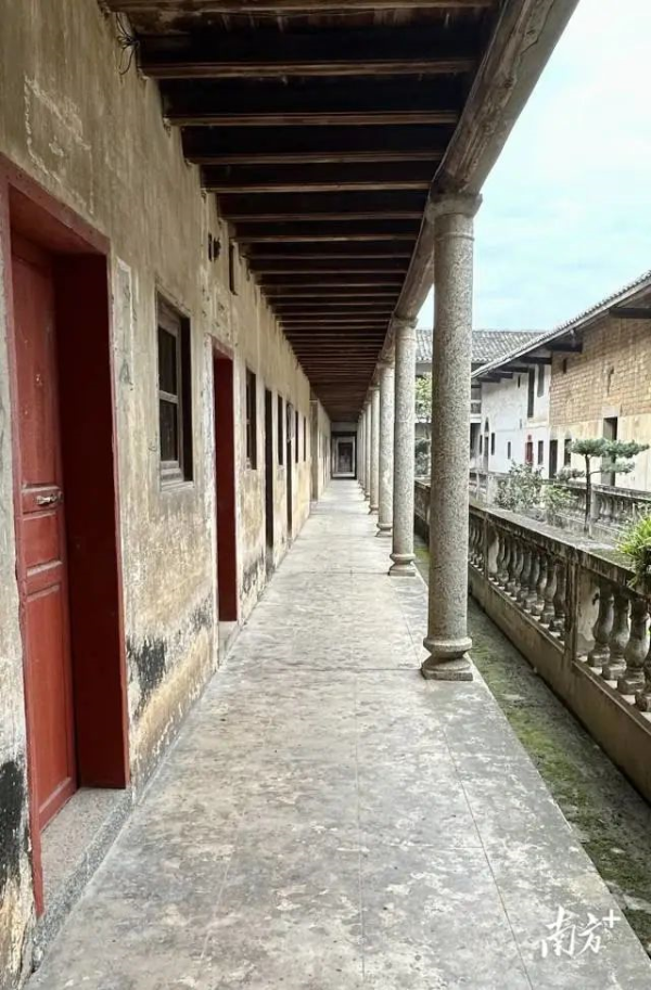 一根根石栏杆或者石柱子,构成了一个个向远处延伸的纵深感。陈萍 摄 图片