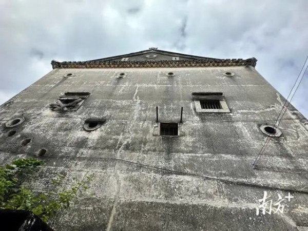 棣华围在房子的四角建有防御功能的碉楼。陈萍 摄 图片