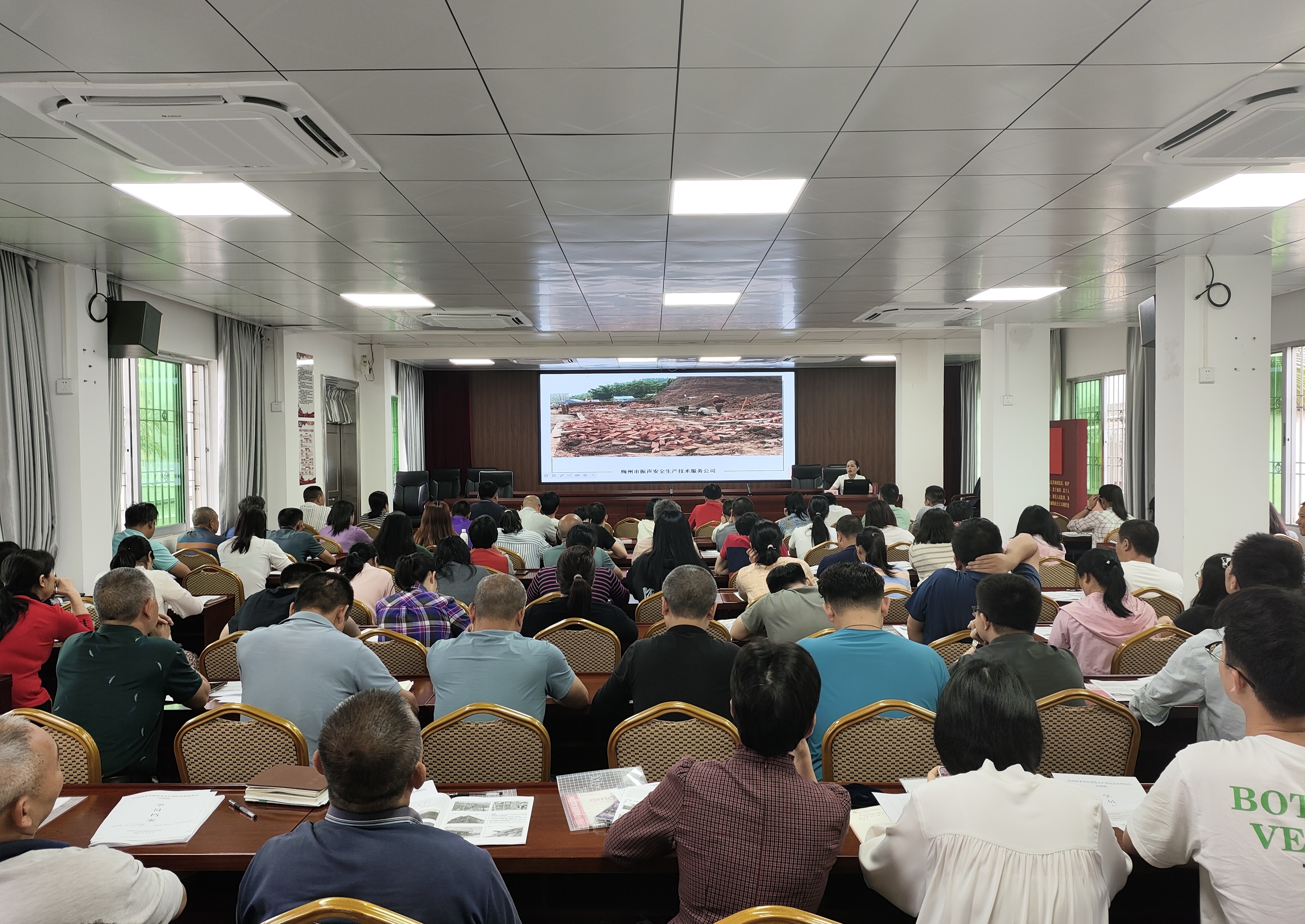 径南镇乡村振兴人才驿站开展安全生产和应急管理培训  (1).jpg