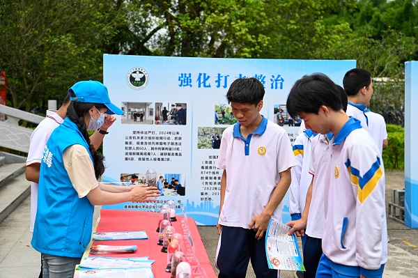 6.26禁毒宣传走进龙田中学1.jpg