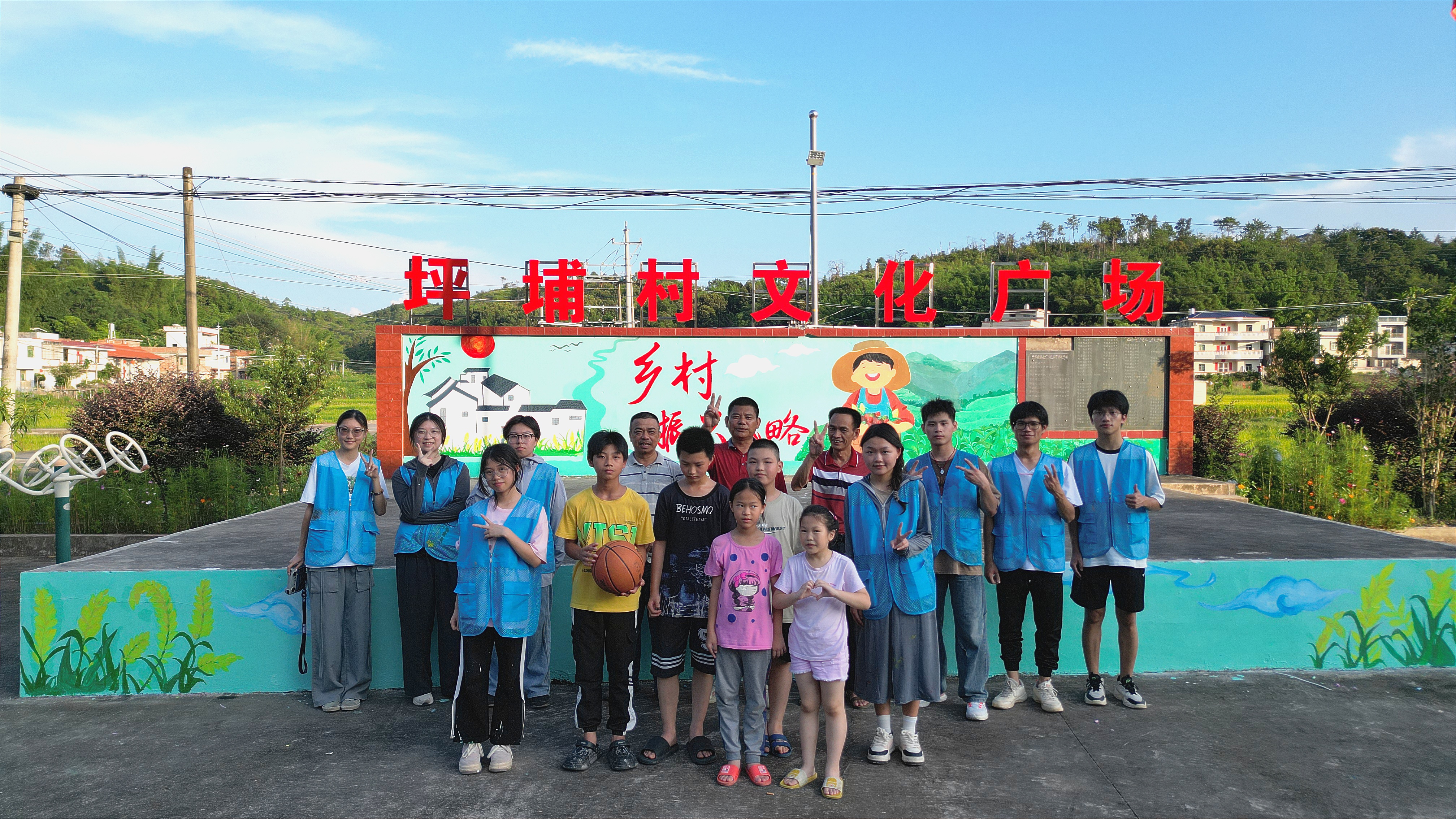 坪埔村墙绘创作合影.jpg