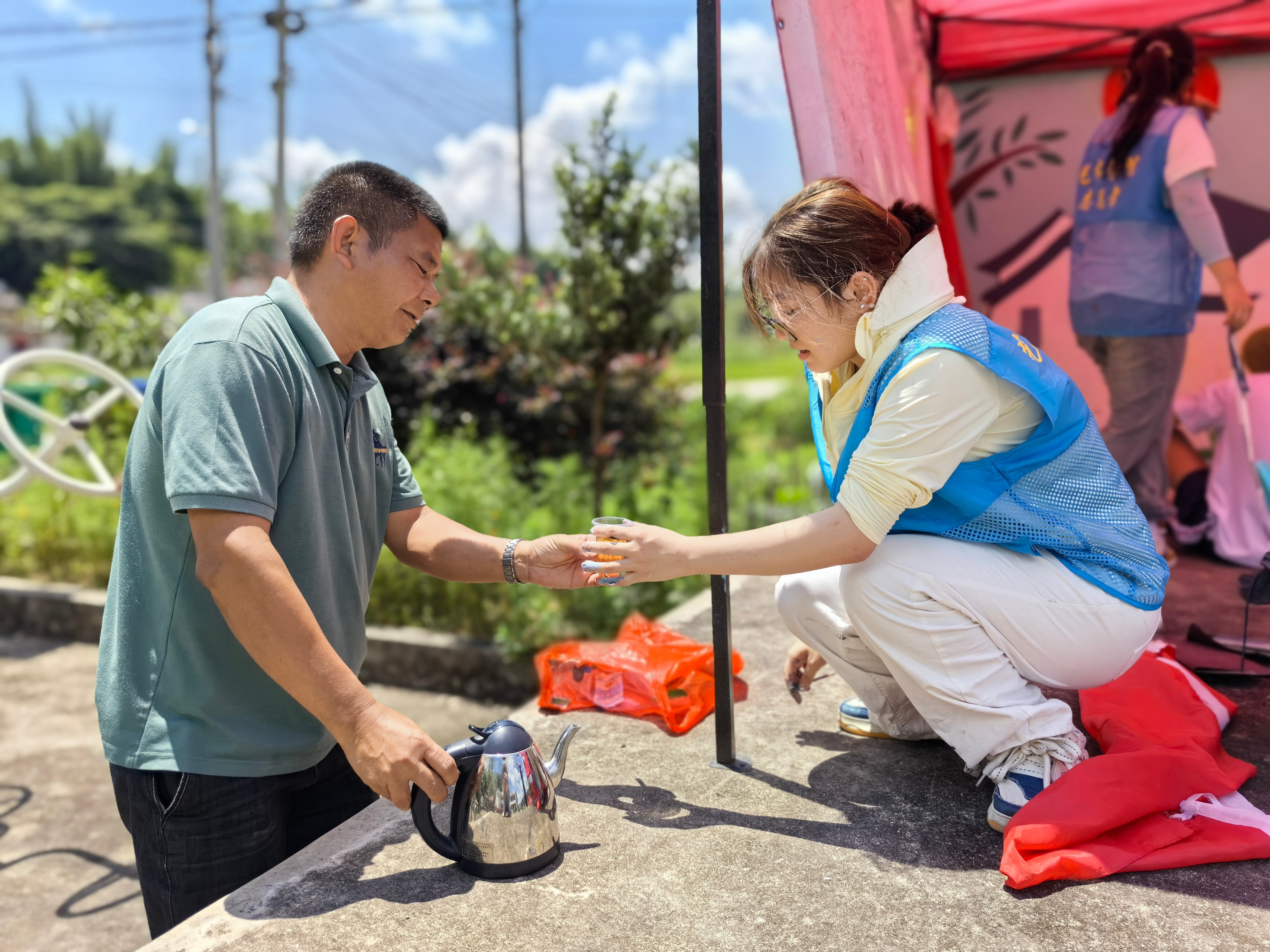 当地村干们送来解暑茶、西瓜1.jpg