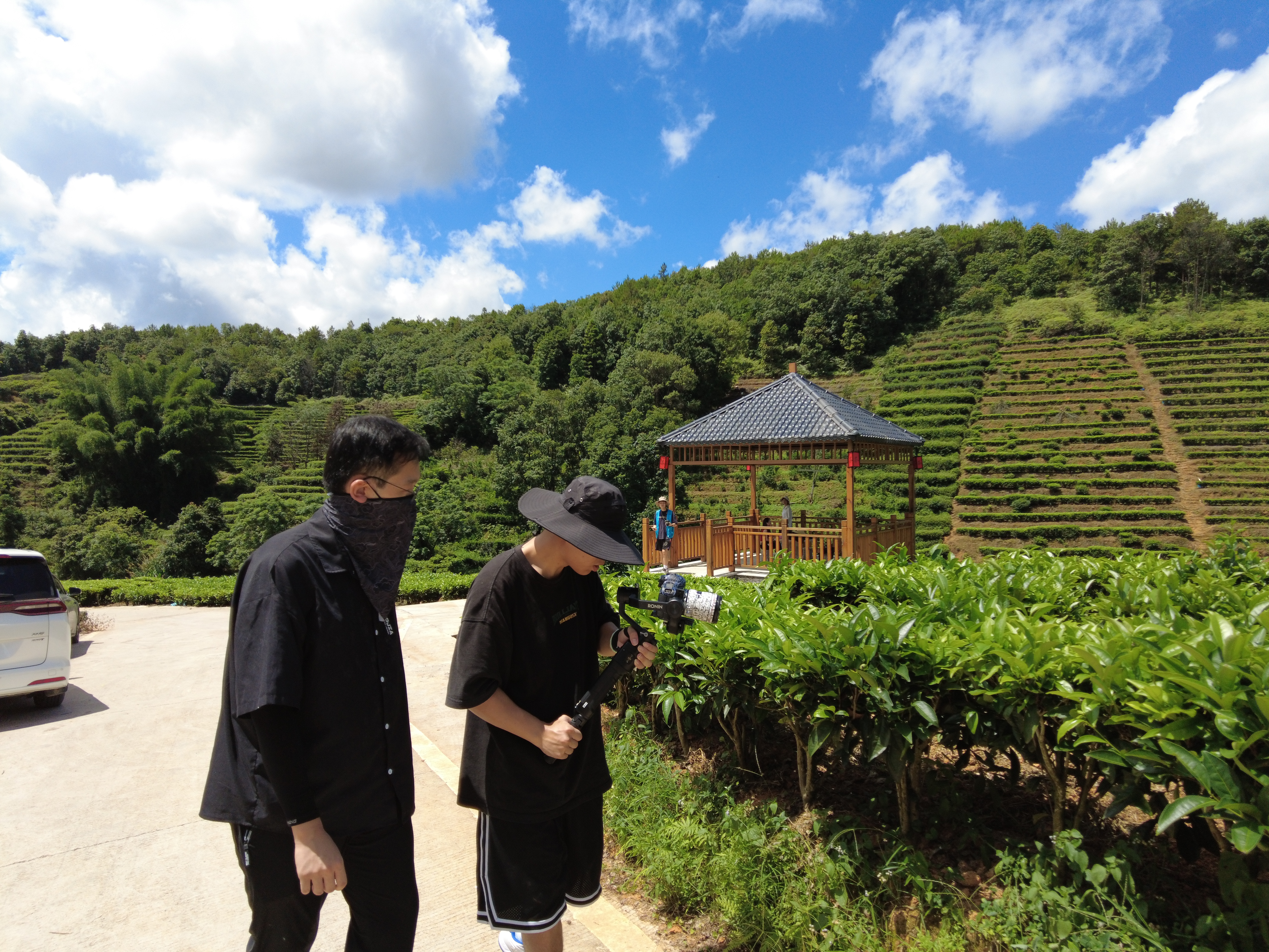 宣传组队员拍摄茶园.jpg
