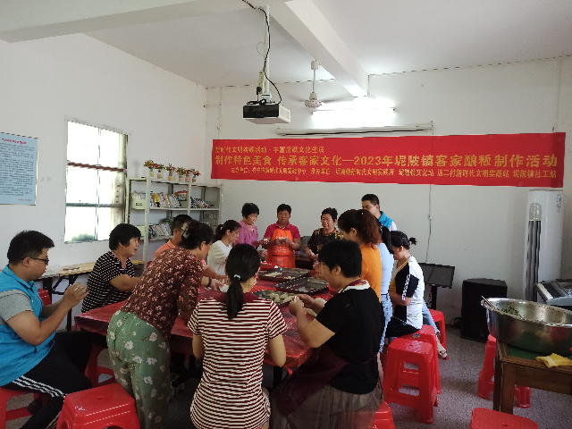 时间:2023年6月19日 地点:汤二村新时代文明实践站 主办单位:时光直播
新时代文明实践中心 活动名称:制作特色美食 弘扬客家文化—2023年坭陂镇客家酿粄制作活动.jpg