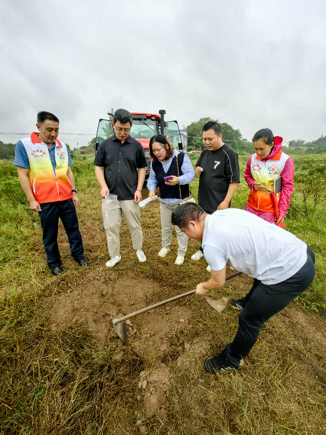 工作队和科技特派员团队对土壤进行取土研究.jpg