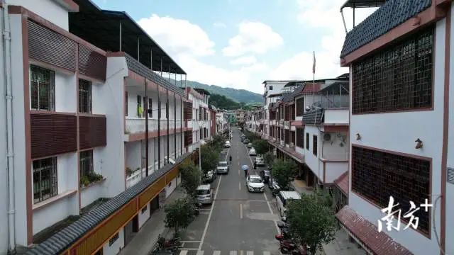 “百千万工程”的实施,让黄槐镇镇域环境焕然一新。受访者供图 “百千万工程”的实施,让黄槐镇镇域环境焕然一新。受访者供图