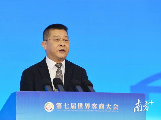 全国政协委员、中国民间商会副会长、香港梅州社团总会主席、金利来集团有限公司主席兼行政总裁曾智明发言。