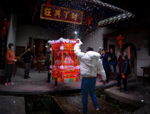 上灯的喧闹岁岁相似，生命的回响却代代不同。受访者供图