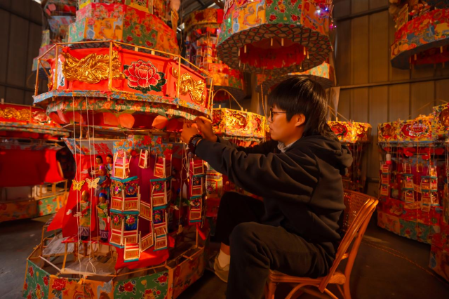 袁远霞为花灯装饰“楼房”“豹子”“桃子”等。柯学潜 摄