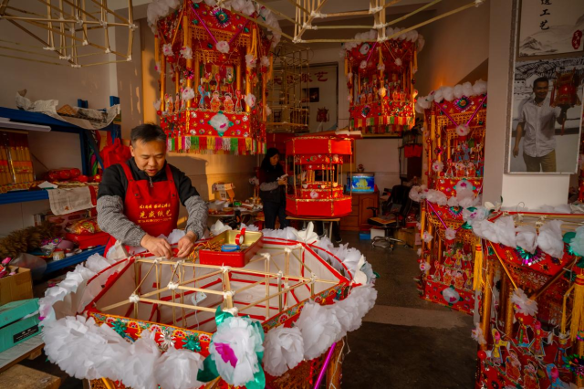 花灯手艺的传承，在兴宁几乎唯系于家庭这一最稳固的单元。柯学潜 摄