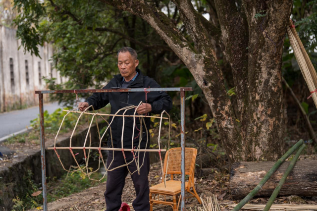 袁远霞感慨，至今还没学会劈竹，“那是父亲的绝活”。柯学潜 摄
