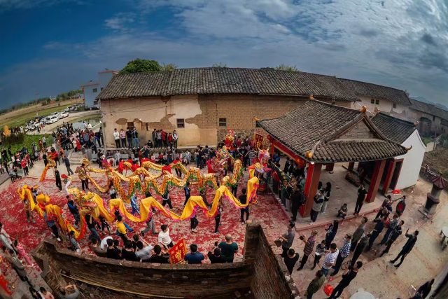 举行上灯仪式时，龙狮腾跃，锣鼓喧天。受访者供图