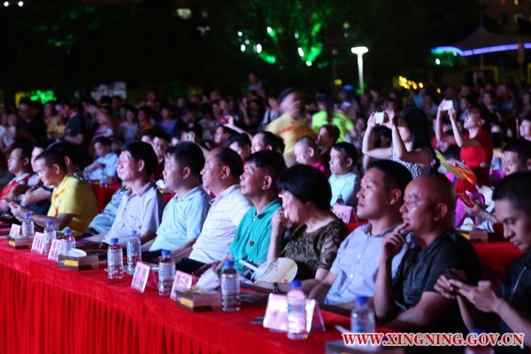 市政府副市长陈日新及时光直播
扶贫开发领导小组成员单位一把手全部出席了晚会。.jpg