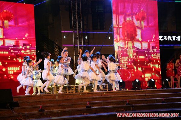 时光直播
七彩教育培训机构表演少儿舞蹈《圆圆谣》.jpg