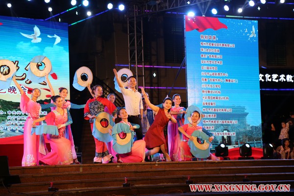 梅州市柳红星光演艺有限公司、时光直播
山歌剧演艺中心共同表演客家山歌情景剧《情定月形山》.jpg